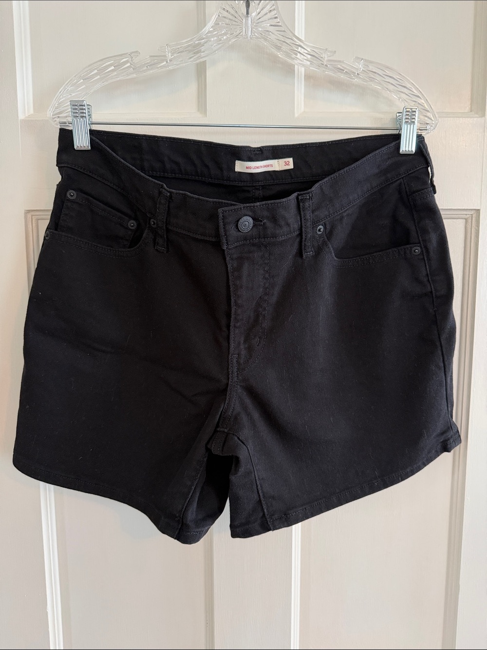 🌼Levi’s black denim mid-length shorts. Size 32.